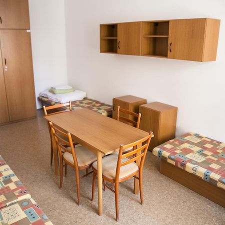 Dizzy Daisy Hostel Prague Luaran gambar