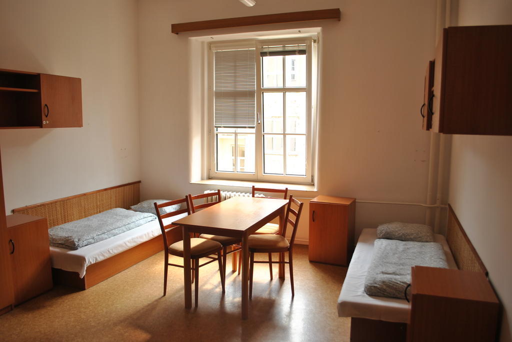 Dizzy Daisy Hostel Prague Bilik gambar
