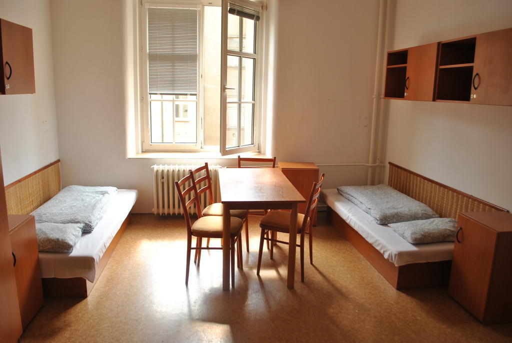 Dizzy Daisy Hostel Prague Bilik gambar