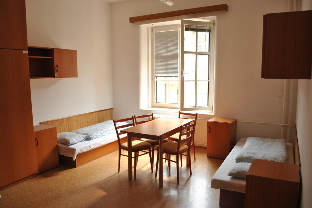 Dizzy Daisy Hostel Prague Bilik gambar