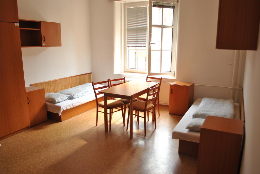 Dizzy Daisy Hostel Prague Bilik gambar
