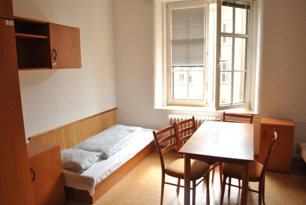 Dizzy Daisy Hostel Prague Bilik gambar